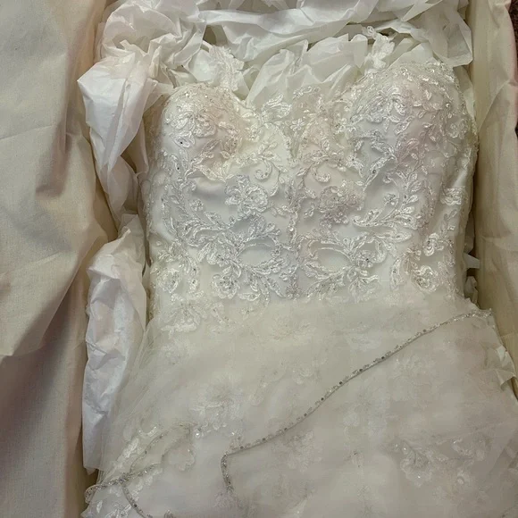Ivory a line wedding gown. Professionally cleaned and preserved. - Picture 3 of 3